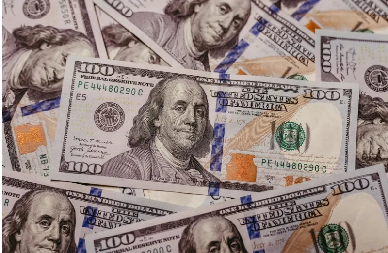 Dầu mỏ được định gi&aacute; bằng đồng USD n&ecirc;n khi USD tăng gi&aacute;, dầu sẽ trở n&ecirc;n đắt hơn đối với c&aacute;c quốc gia sử dụng đồng tiền kh&aacute;c. Điều n&agrave;y c&oacute; thể khiến nhu cầu ti&ecirc;u thụ suy giảm.